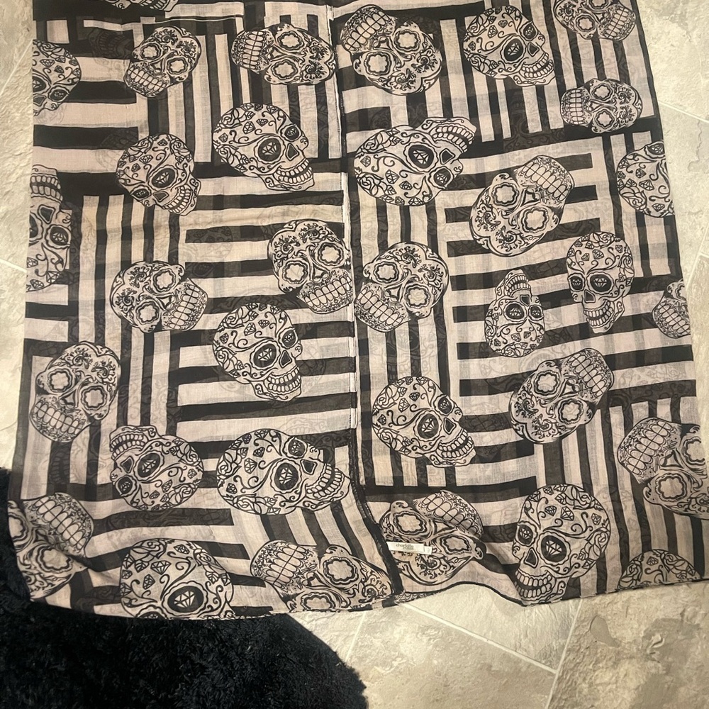 Skull Patterned Scarf - Picture 3 of 3